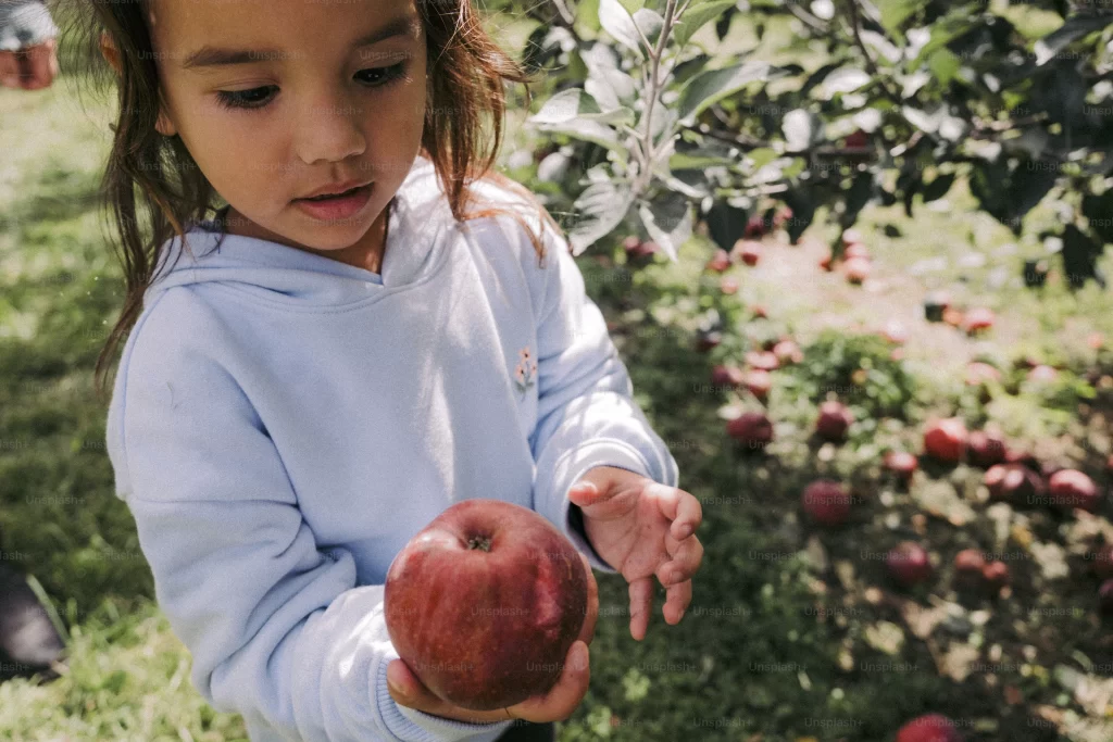 enfant avec une pomme